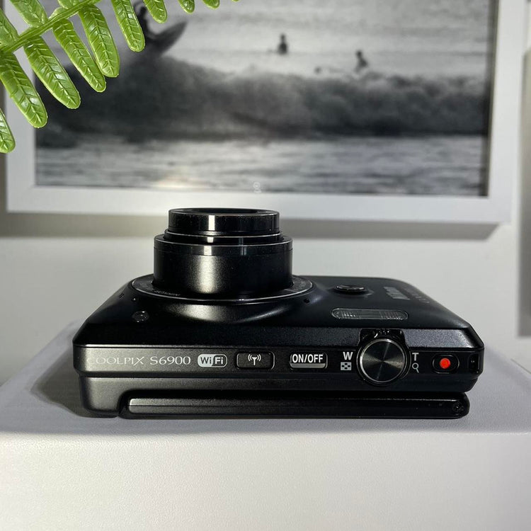 Rare Nikon Coolpix s6900 | 16 megapixel flip screen digital camera